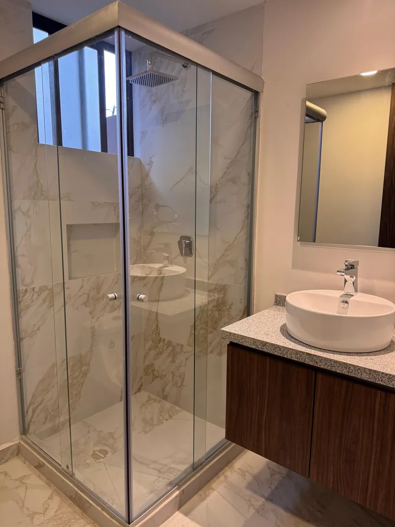 Cancel de baño en vidrio templado en Bélgica 1122. Suministro e instalación de Luis Llano.