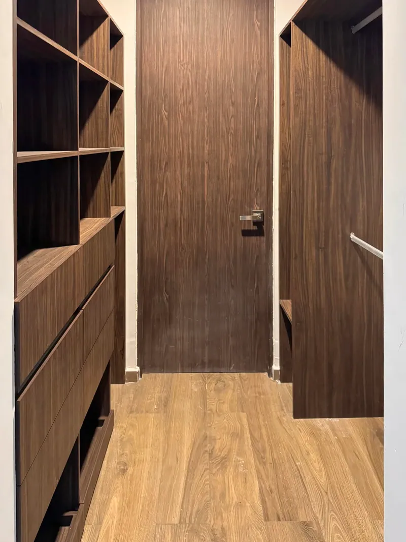 Vestidor a medida en Bélgica 1122. Suministro e instalación de Luis Llano.