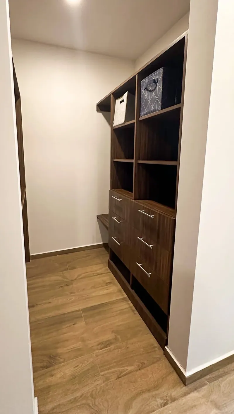 Vestidor a medida de carpintería en Bélgica 1122. Suministro e instalación de Luis Llano.