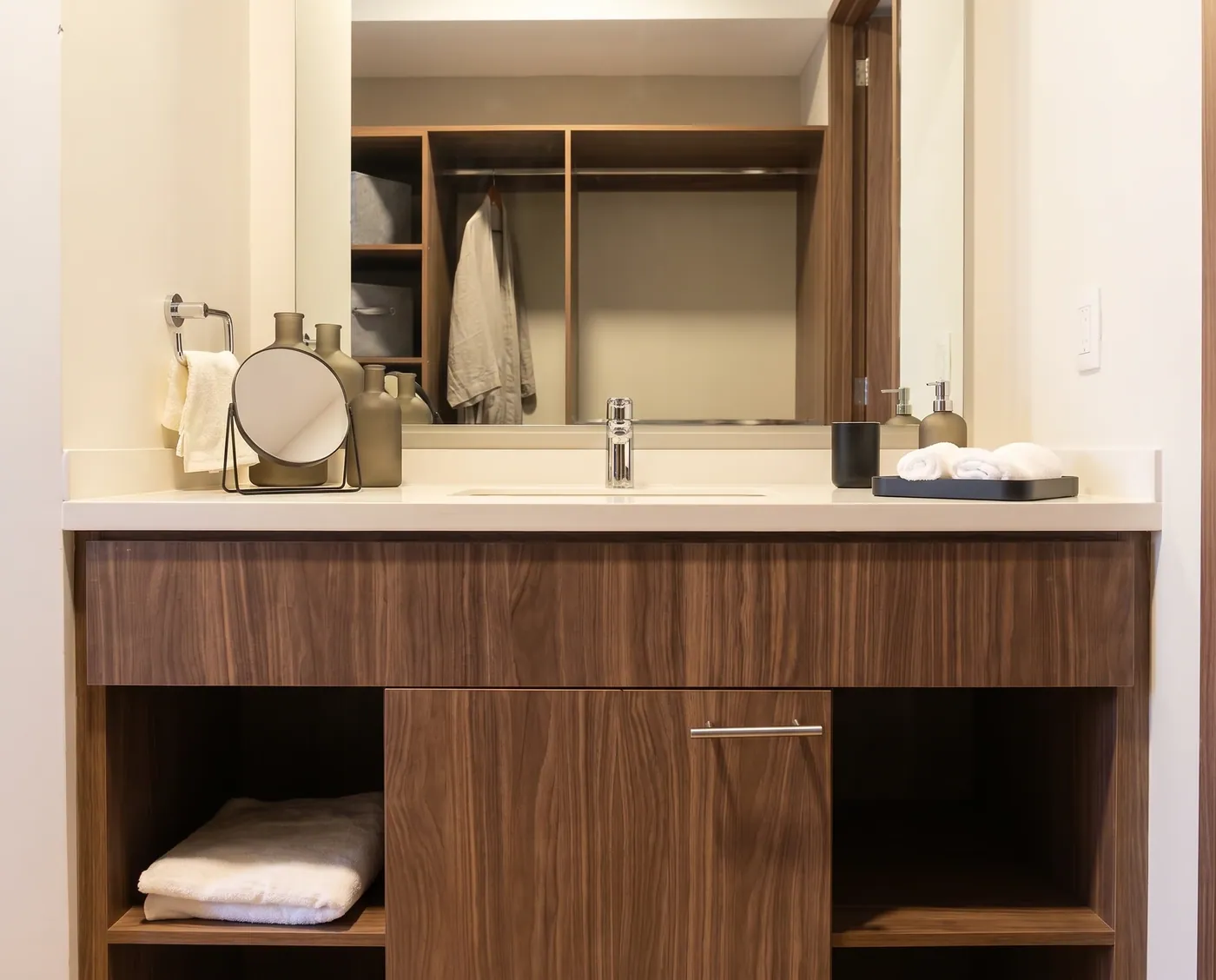 Mueble de baño de nogal con cajonera. Suministro e instalación de Luis Llano.