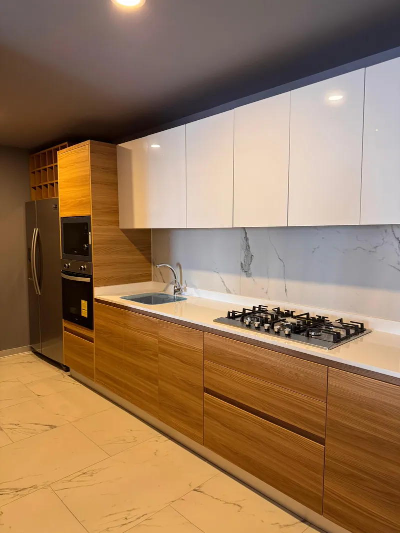 Cocina con isla y frentes de madera. Suministro e instalación de Luis Llano.