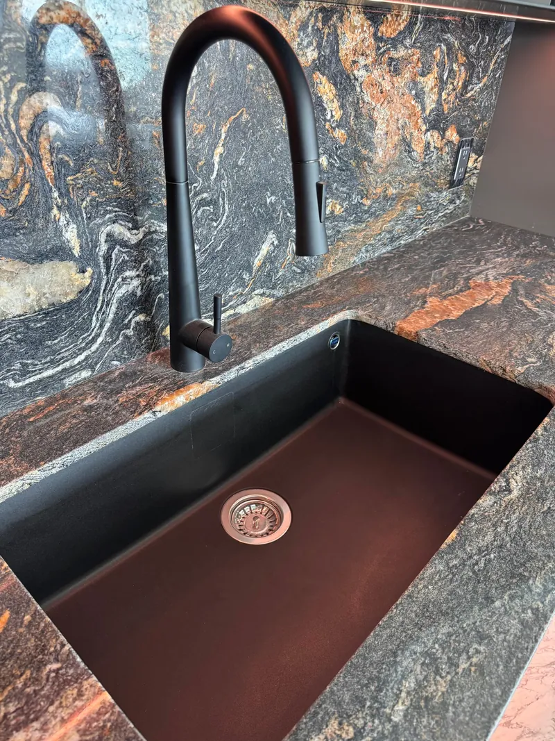 Detalle de tarja y cubierta de granito de cocinas. Suministro e instalación de Luis Llano.