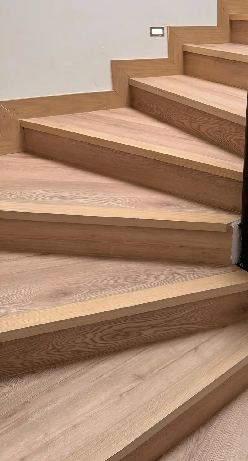 Escalones con duela de madera. Suministro e instalación de Luis Llano.