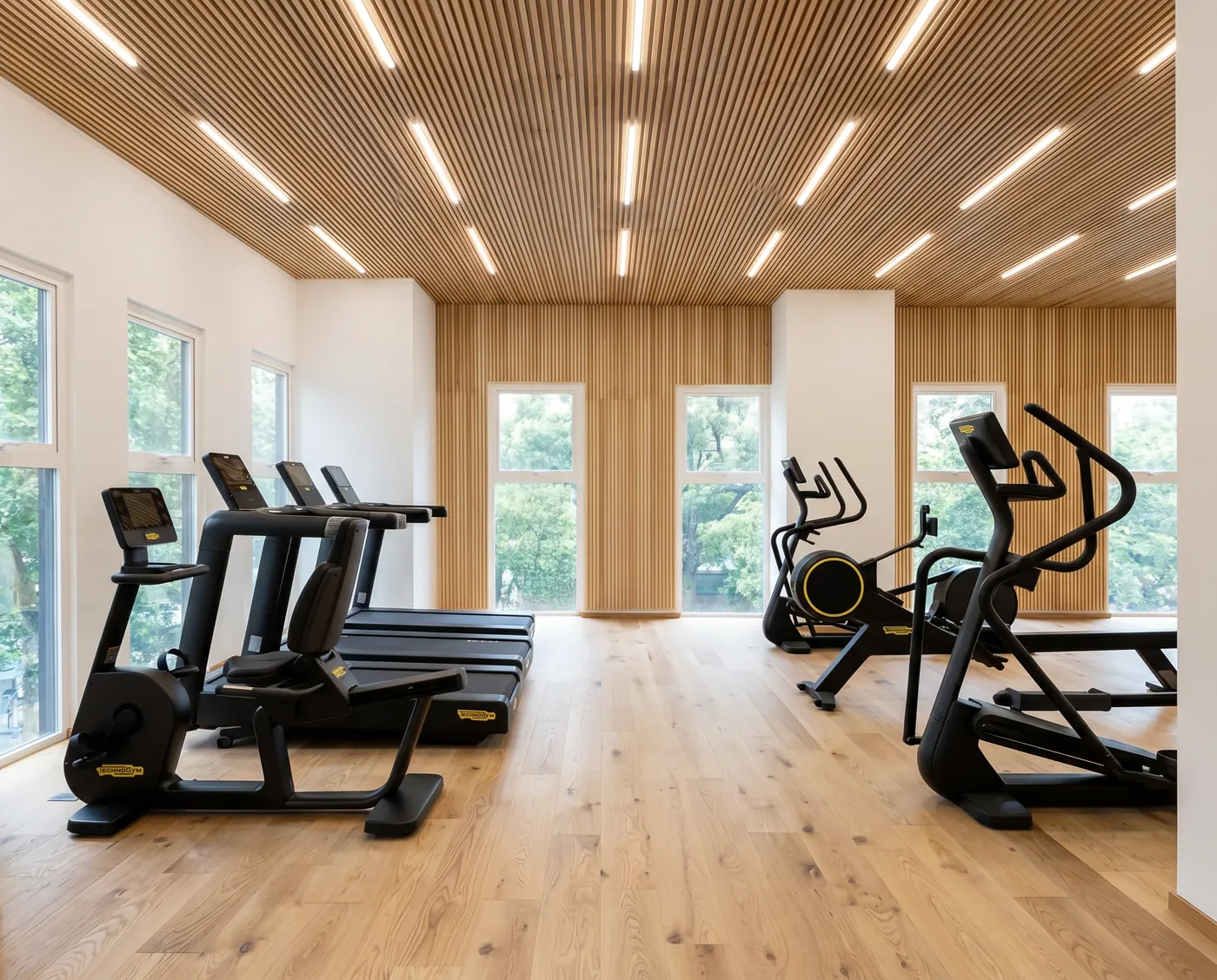 Gimnasio con piso de duela de madera. Suministro e instalación de Luis Llano.