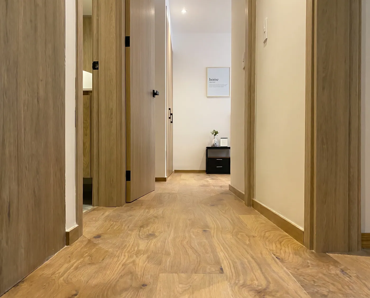 Pasillo con puertas de madera y duela. Suministro e instalación de Luis Llano.