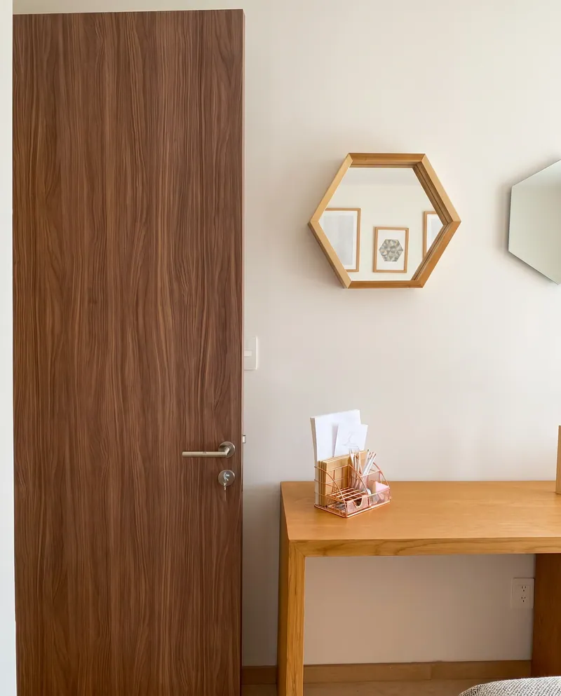 Puerta de madera con consola y espejo hexagonal. Suministro e instalación de Luis Llano.