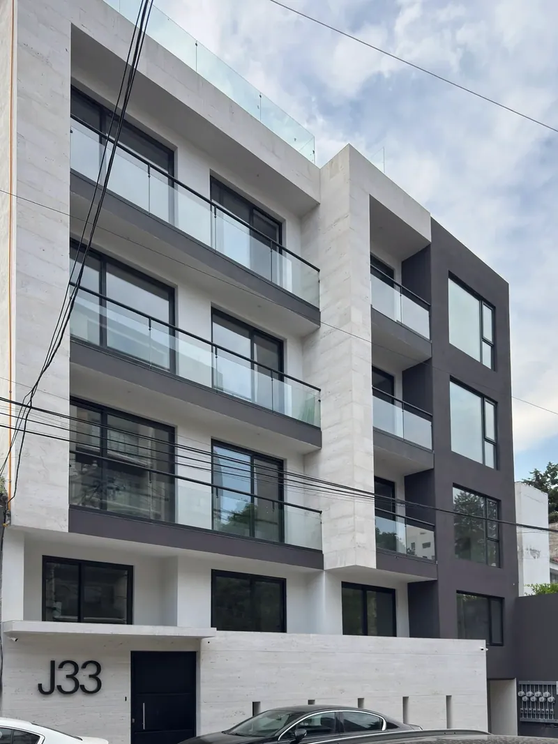 Fachada, Juventud 33.