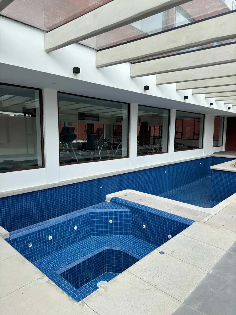 Cancelería en la alberca techada de Residencial Punta Interlomas. Suministro e instalación de Luis Llano.