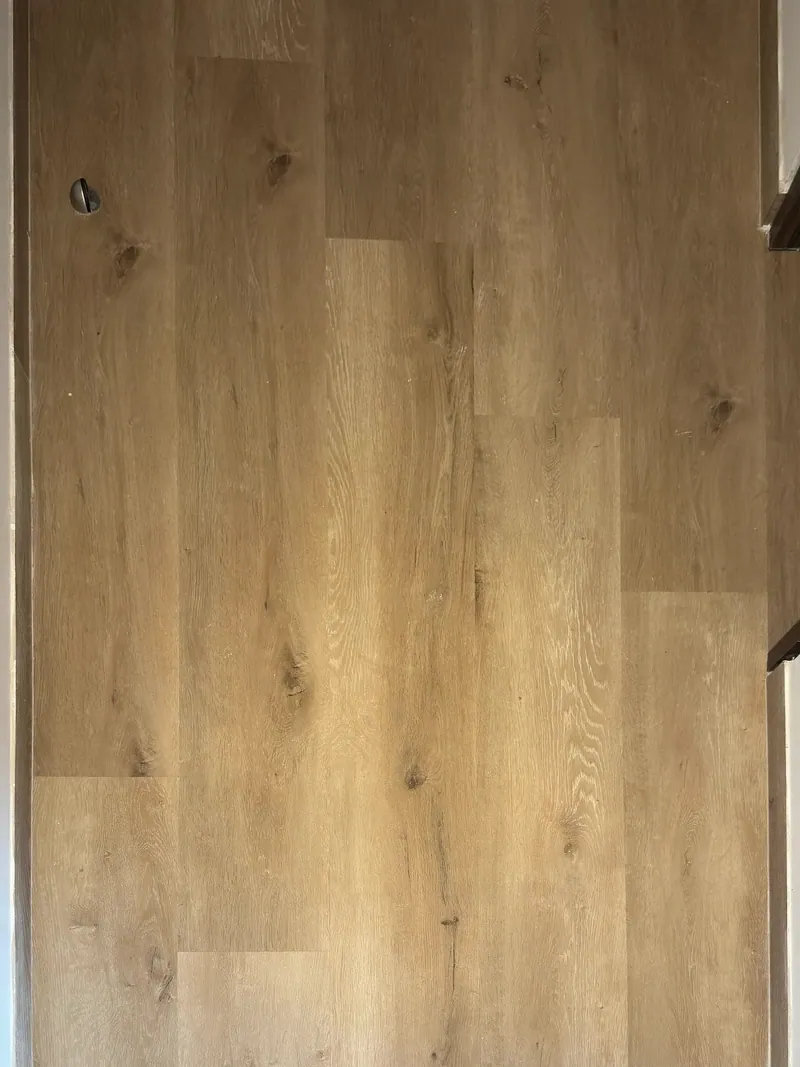 Detalle de piso en Residencial Punta Interlomas. Suministro e instalación de Luis Llano.