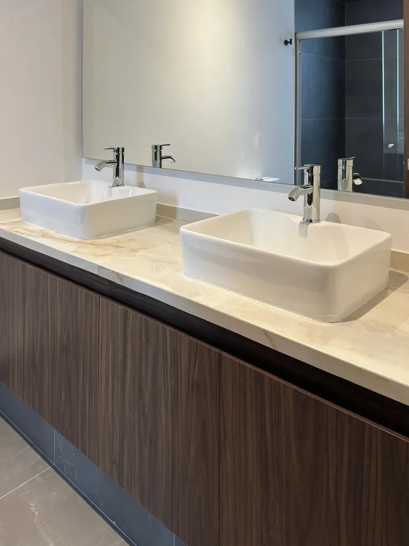 Mueble de baño a medida de carpintería en Residencial Punta Interlomas. Suministro e instalación de Luis Llano.