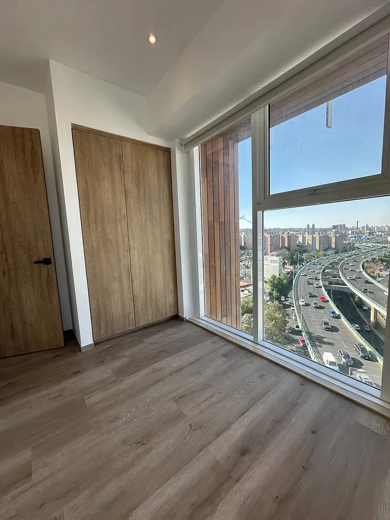 Recámara con ventanal y piso en The Park. Suministro e instalación de Luis Llano.